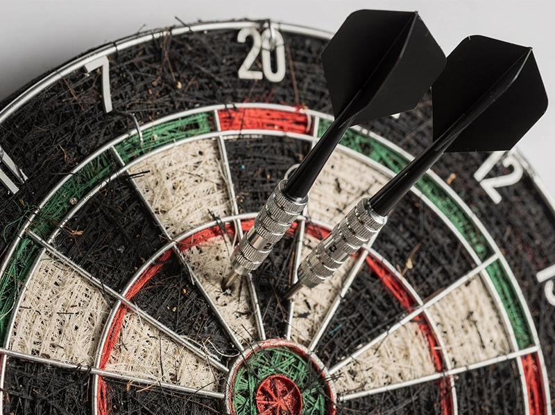 Close-up van dartbord met pijlen in triple 20 segment
