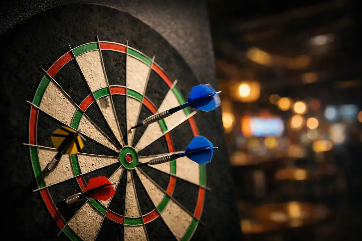 Dartspeler mikt op het bord terwijl rode waarschuwingssignalen oplichten