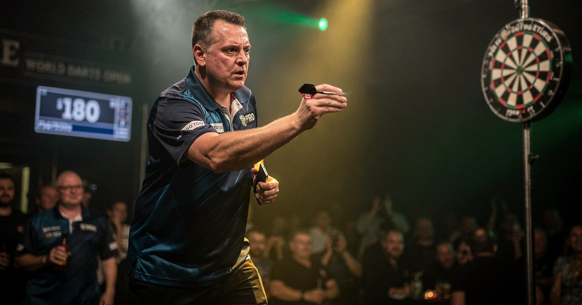 Dartspeler gooit pijl naar dartbord tijdens professioneel toernooi