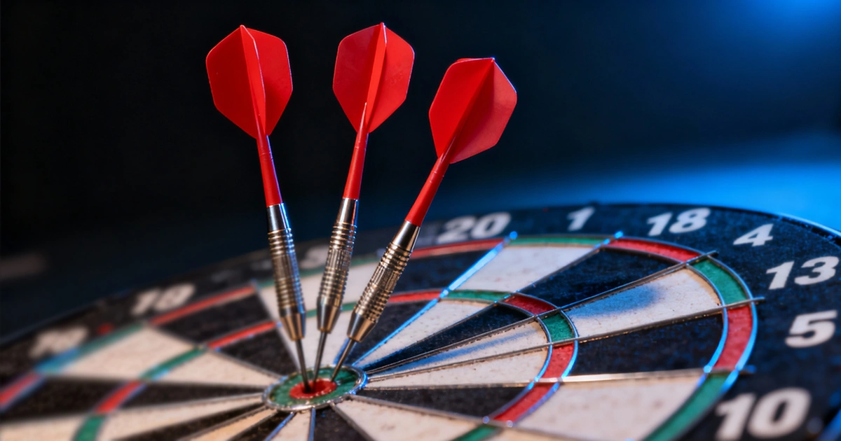 Dartspijlen in bullseye met statistieken op achtergrond