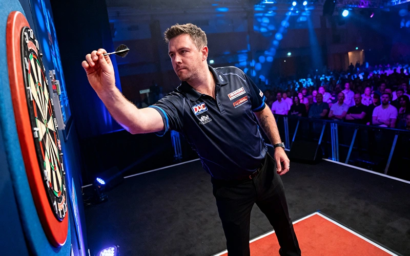 Professionele dartspeler gooit pijl op dartbord