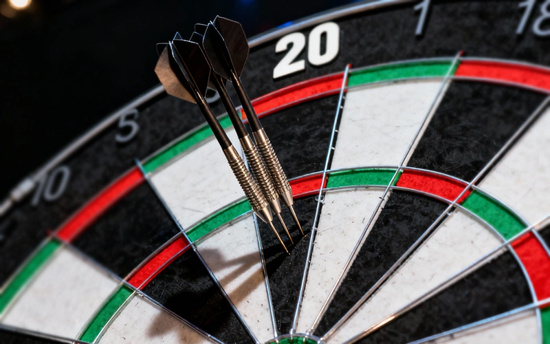 Close-up van dartbord met drie pijlen in triple 20