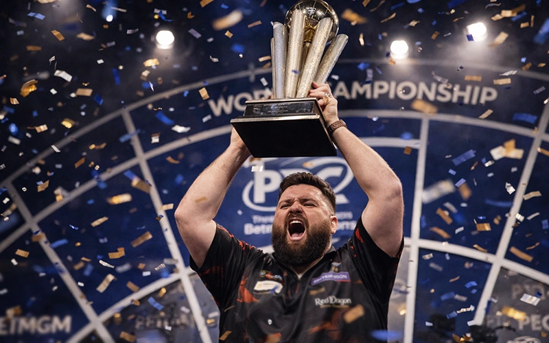 Dartspeler op podium met Sid Waddell Trophy