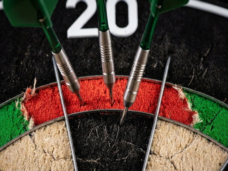 Close-up van drie dartpijlen in triple 20 voor 180 score