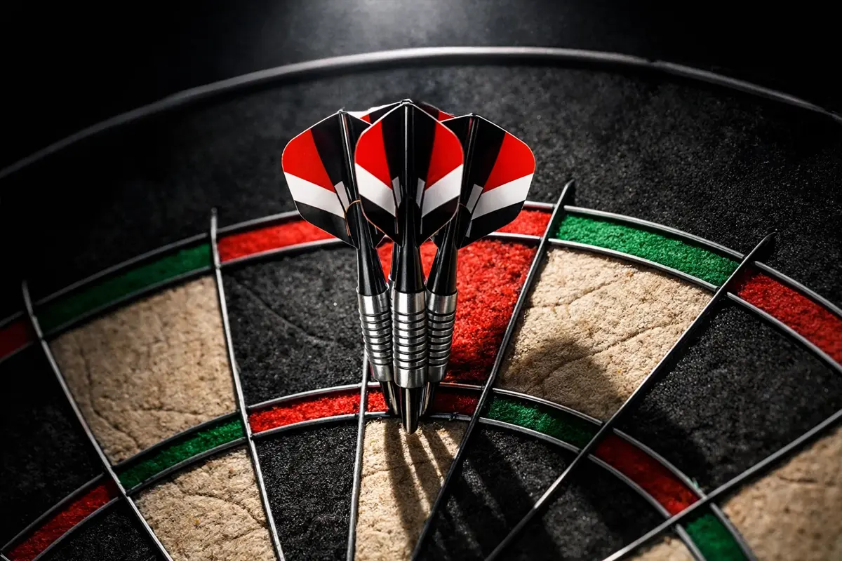 Dartspeler gooit perfecte 180 met drie pijlen in triple 20